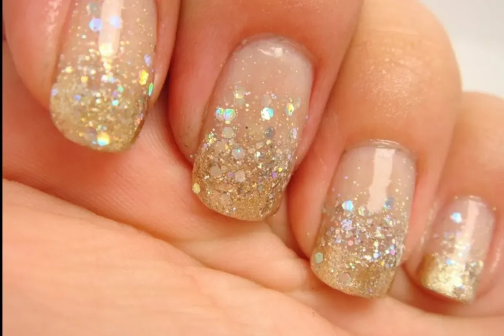 a beautuful hand with Glitter-Micro-French. on short nails