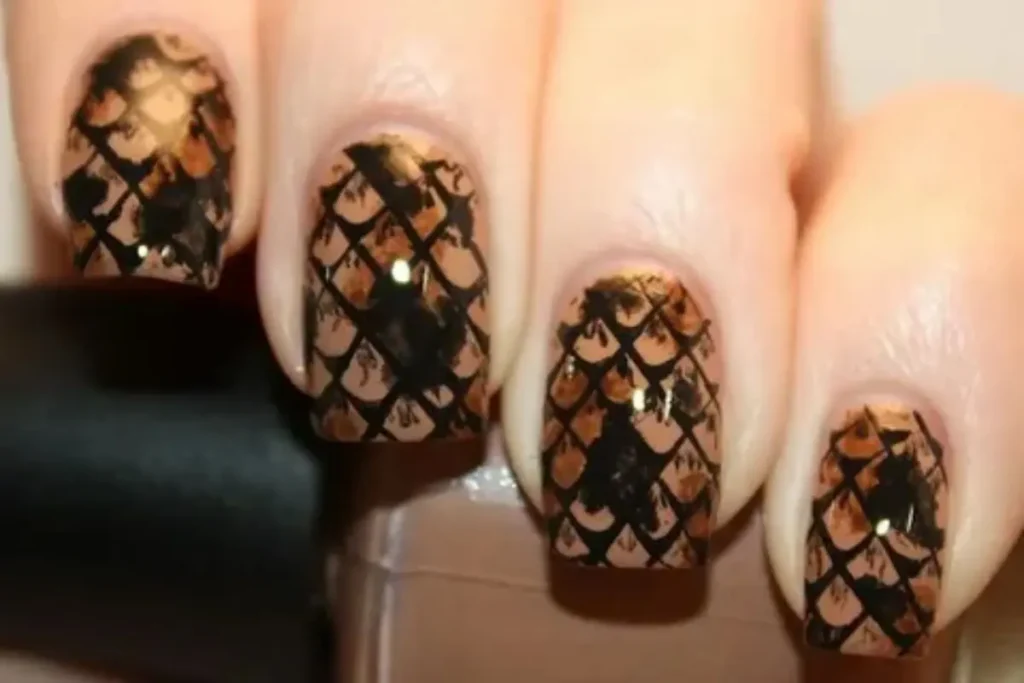 snakeskin design on short nails